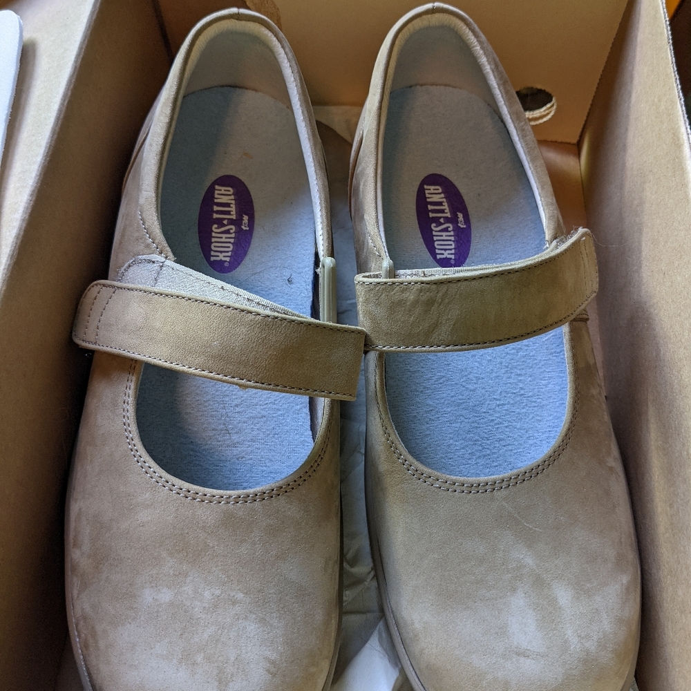 New Women's Size 9 Nubuck Leather Orthopedic Shoe
